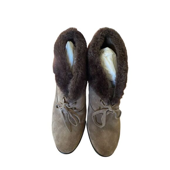 B Makowsky NWOT taupe suede wedge heel lace up ankle boot /8 - Picture 2 of 5